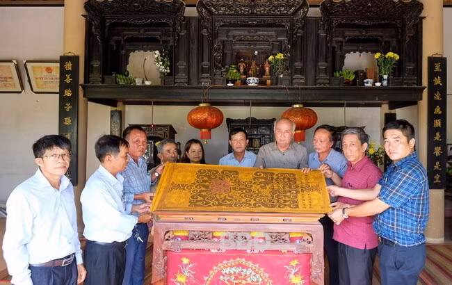 Tại từ đường cụ Lê Đại Cang, con cháu Lê tộc còn lưu giữ rất nhiều sắc phong, tư liệu Hán Nôm rất có giá trị lịch sử, văn hóa. Ảnh: NGỌC NHUẬN Tại từ đường cụ Lê Đại Cang, con cháu Lê tộc còn lưu giữ rất nhiều sắc phong, tư liệu Hán Nôm rất có giá trị lịch sử, văn hóa. Ảnh: NGỌC NHUẬN