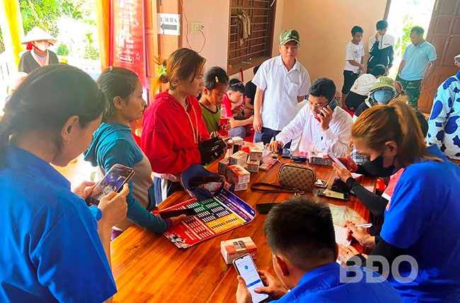 Người dân ở làng Canh Giao sử dụng điện thoại thông minh truy cập Internet. Ảnh: ĐVCC