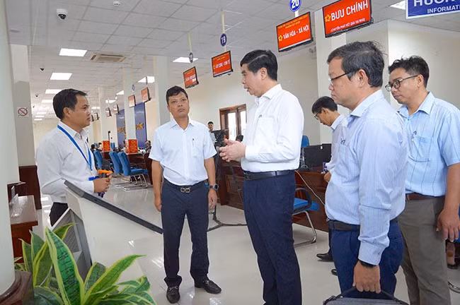 Phó Chủ tịch UBND tỉnh Lâm Hải Giang giám sát công tác vận hành thử ngày 25.6 tại Trung tâm Phục vụ hành chính công tỉnh. Ảnh: N.M