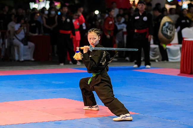 Sự cạnh tranh ngày càng khốc liệt từ các địa phương có chiến lược đầu tư chuyên sâu cho lực lượng kế cận buộc Bình Định nhanh chóng có định hướng đào tạo, xây dựng lực lượng trẻ theo hướng dài hạn và phù hợp với giai đoạn mới. - Trong ảnh: VĐV Bình Định tranh tài ở nội dung quyền thuật. Ảnh: BTC