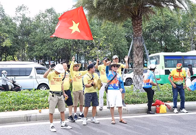 Đường đua trở nên sôi động hơn nhờ sự cổ vũ nhiệt tình từ cổ động viên. Ảnh: H.V