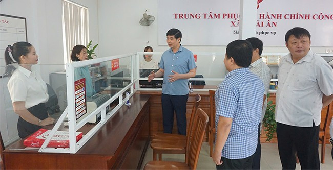 Phó Chủ tịch UBND tỉnh Lâm Hải Giang kiểm tra cơ sở vật chất tại Trung tâm phục vụ hành chính công xã Hoài Ân (mới). Ảnh: T.K