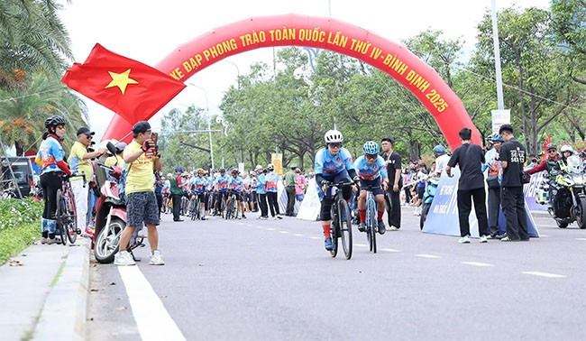 Các cặp đôi tranh tài ở nội dung đua xe đạp cặp đôi vợ chồng tính giờ. Ảnh: H.V