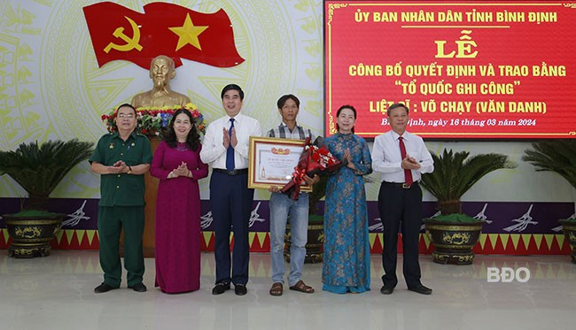 Nhờ nỗ lực của Hội Cựu TNXP cùng các cấp, ngành, tấm Bằng “Tổ quốc ghi công” đã được trao đến tận tay thân nhân liệt sĩ Võ Chạy (Văn Danh) ở xã Hoài Sơn, TX Hoài Nhơn. Ảnh: H.P