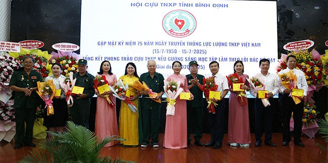 Các đồng chí lãnh đạo, nguyên lãnh đạo tỉnh, các sở, ngành, địa phương nhận kỷ niệm chương Cựu TNXP Việt Nam của Trung ương Hội Cựu TNXP Việt Nam. Ảnh: H.P Các đồng chí lãnh đạo, nguyên lãnh đạo tỉnh, các sở, ngành, địa phương nhận kỷ niệm chương Cựu TNXP Việt Nam của Trung ương Hội Cựu TNXP Việt Nam. Ảnh: H.P