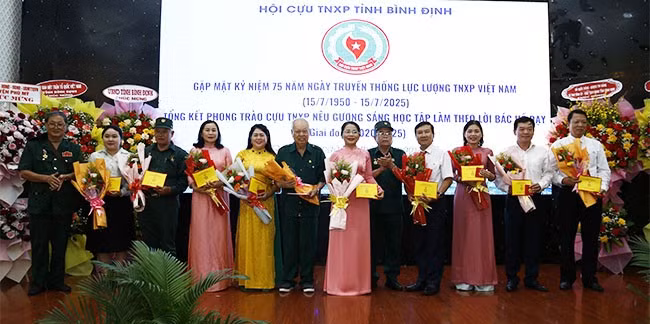 Các đồng chí lãnh đạo, nguyên lãnh đạo tỉnh, các sở, ngành, địa phương nhận kỷ niệm chương Cựu TNXP Việt Nam của Trung ương Hội Cựu TNXP Việt Nam. Ảnh: H.P