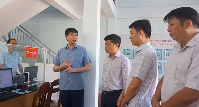 Phó Chủ tịch UBND tỉnh Lâm Hải Giang chỉ đạo cán bộ Trung tâm phục vụ hành chính công xã Ân Hảo (mới) cần rà soát, kiểm tra toàn bộ hạ tầng công nghệ thông tin phục vụ công tác giải quyết thủ tục hành chính, bảo đảm hệ thống vận hành ổn định, an toàn và bảo mật. Ảnh: T.K