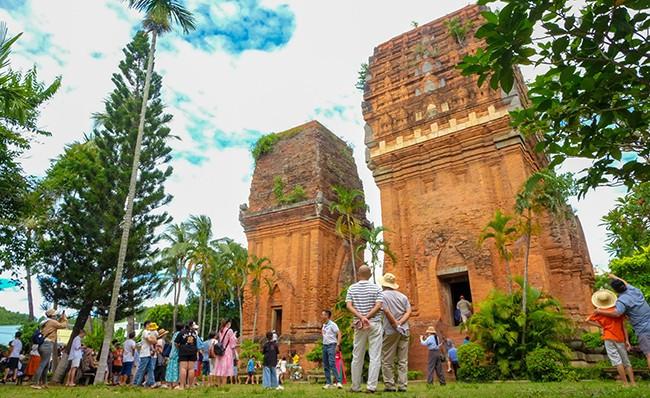 Du khách tham quan di tích tháp Đôi. Ảnh: ĐOAN NGỌC