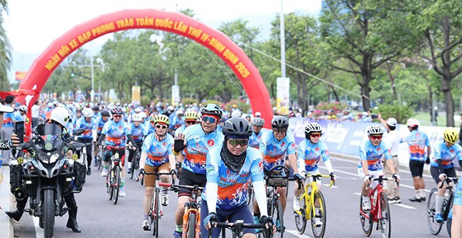 Các VĐV tham gia đạp xe diễu hành dài 3,5 km qua các tuyến phố của TP Quy Nhơn, đã tạo nên không khí sôi động, lan tỏa hình ảnh thành phố biển xinh đẹp đến với đông đảo người dân và du khách. Ảnh: H.V