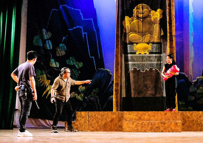 Đạo diễn, NSND Nguyễn Hoài Huệ (đứng giữa) hướng dẫn diễn viên Đoàn Ca kịch bài chòi Bình Định tập luyện vở ca kịch bài chòi Vụ án sau 20 năm (còn có tên khác là Vụ án chiếc quạt máu). Ảnh: NGỌC NHUẬN