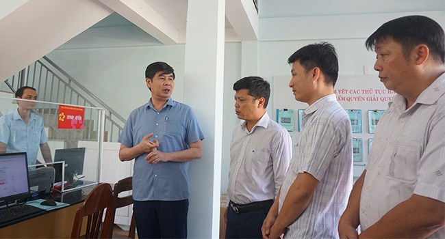 Phó Chủ tịch UBND tỉnh Lâm Hải Giang chỉ đạo cán bộ Trung tâm phục vụ hành chính công xã Ân Hảo (mới) cần rà soát, kiểm tra toàn bộ hạ tầng công nghệ thông tin phục vụ công tác giải quyết thủ tục hành chính, bảo đảm hệ thống vận hành ổn định, an toàn và bảo mật. Ảnh: T.K