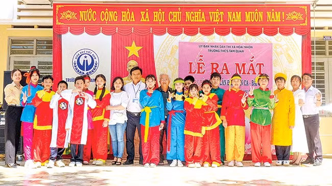 CLB Em yêu làn điệu dân ca, bài chòi Trường THCS Tam Quan ra đời là nơi ươm mầm tài năng dân ca, bài chòi trong lớp trẻ. Ảnh: NGỌC NHUẬN