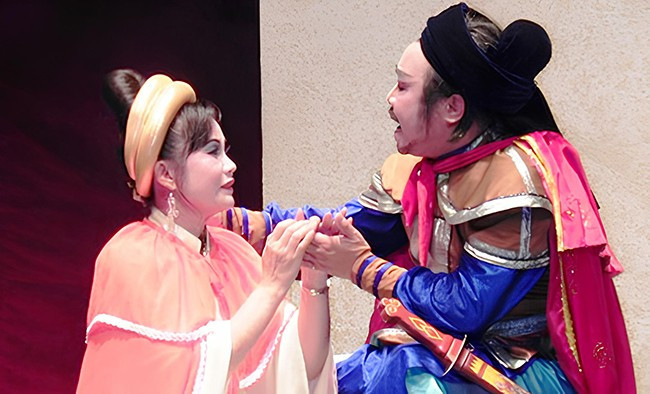 Vợ chồng NSND Hoài Huệ - NSND Hồ Thu trong vở Khúc ca bi tráng. Ảnh: NVCC