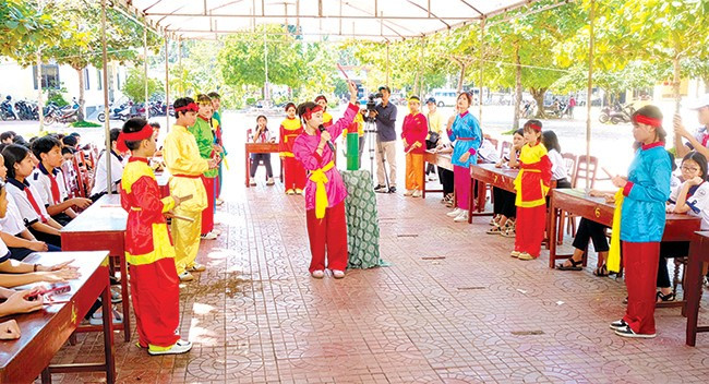 Học sinh là thành viên CLB Em yêu làn điệu dân ca, bài chòi Trường THCS Tam Quan trình diễn hội đánh bài chòi dân gian.