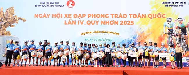 Trao cờ và quà lưu niệm cho các VĐV quốc tế. Ảnh: H.V