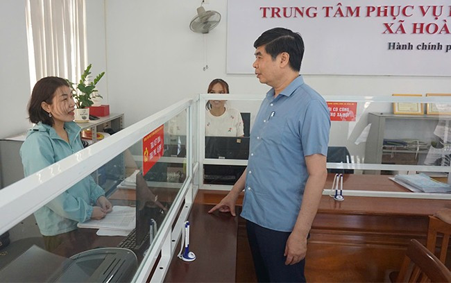 Phó Chủ tịch UBND tỉnh Lâm Hải Giang động viên cán bộ Trung tâm phục vụ hành chính công xã Hoài Ân (mới) nỗ lực làm việc, phục vụ tốt cho nhân dân. Ảnh: T.K