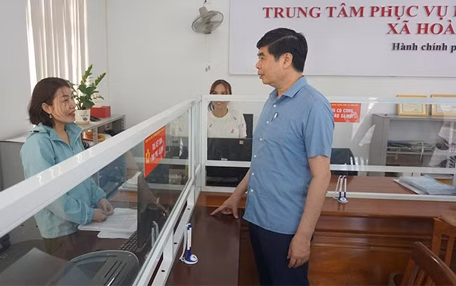 Phó Chủ tịch UBND tỉnh Lâm Hải Giang động viên cán bộ Trung tâm phục vụ hành chính công xã Hoài Ân (mới) nỗ lực làm việc, phục vụ tốt cho nhân dân. Ảnh: T.K