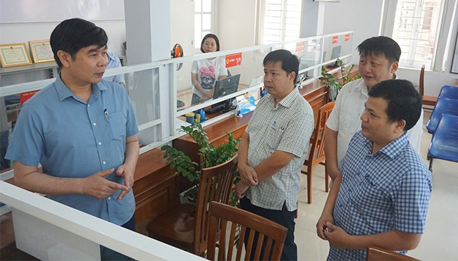 Phó Chủ tịch UBND tỉnh Lâm Hải Giang nghe báo cáo công tác chuẩn bị vận hành Trung tâm phục vụ hành chính công xã Hoài Ân (mới). Ảnh: T.K