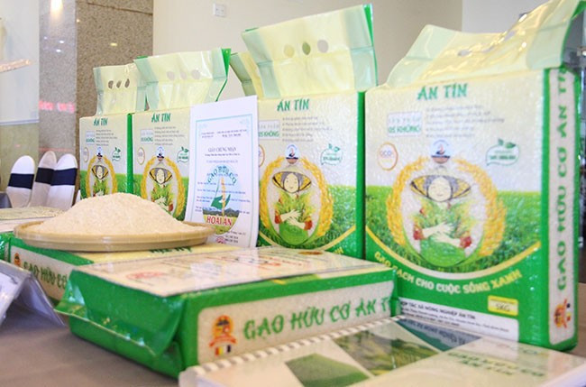 Sản phẩm Gạo hữu cơ Ân Tín của HTX Nông nghiệp Ân Tín (huyện Hoài Ân). Ảnh: TRỌNG LỢI Sản phẩm Gạo hữu cơ Ân Tín của HTX Nông nghiệp Ân Tín (huyện Hoài Ân). Ảnh: TRỌNG LỢI