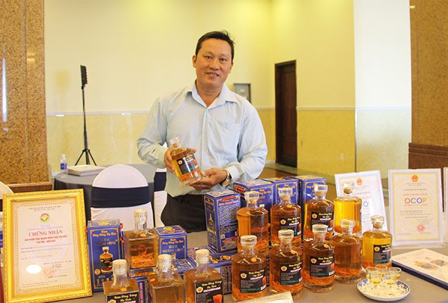 Sản phẩm Rượu Đông trùng hạ thảo BIDIR Hoàng Long của Công ty TNHH BIDIR Hoàng Long (TX An Nhơn) được đề nghị cấp chứng nhận đạt chuẩn OCOP 4 sao. Ảnh: TRỌNG LỢI Sản phẩm Rượu Đông trùng hạ thảo BIDIR Hoàng Long của Công ty TNHH BIDIR Hoàng Long (TX An Nhơn) được đề nghị cấp chứng nhận đạt chuẩn OCOP 4 sao. Ảnh: TRỌNG LỢI