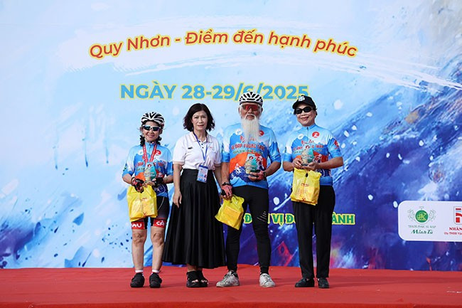 Tặng quà cho 3 VĐV lớn tuổi đã truyền cảm hứng tích cực về rèn luyện sức khoẻ và lan toả lối sống năng động đến cộng đồng. Ảnh: H.V