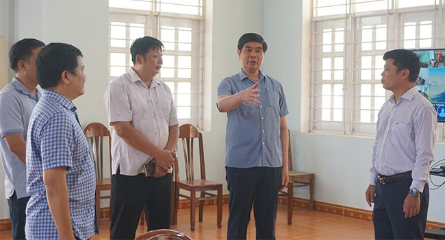 Phó Chủ tịch UBND tỉnh Lâm Hải Giang trao đổi với cán bộ địa phương về tình hình tập huấn, chuyển giao thủ tục hành chính theo phân cấp mới. Ảnh: T.K