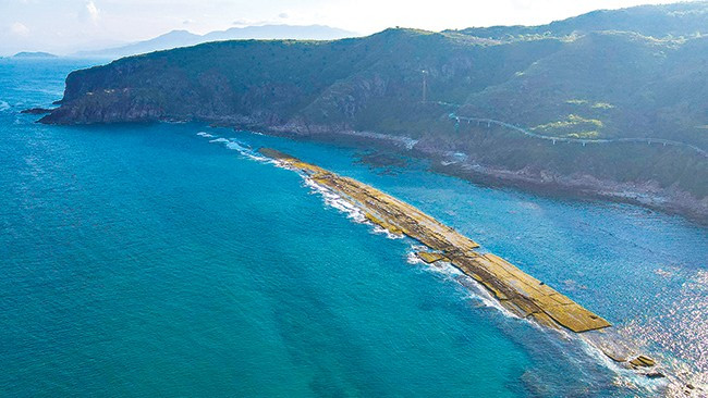 Thành cổ dưới biển có tục danh Bờ Đập nằm dưới biển kéo dài từ gành Dưới (thôn Hải Nam) đến đảo Hòn Khô (thôn Hải Đông), có nhiều đoạn đứt gãy nằm dưới nước. Ảnh: NGỌC NHUẬN Thành cổ dưới biển có tục danh Bờ Đập nằm dưới biển kéo dài từ gành Dưới (thôn Hải Nam) đến đảo Hòn Khô (thôn Hải Đông), có nhiều đoạn đứt gãy nằm dưới nước. Ảnh: NGỌC NHUẬN