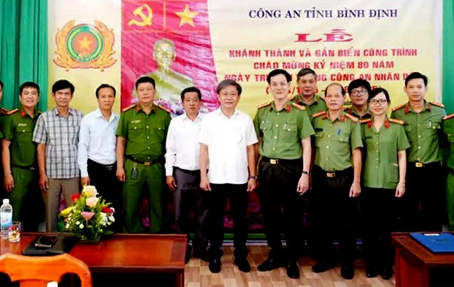 Các đại biểu chụp ảnh lưu niệm tại buổi lễ. Ảnh: M.N Các đại biểu chụp ảnh lưu niệm tại buổi lễ. Ảnh: M.N