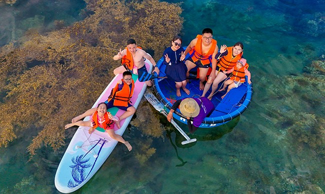 Làng biển Nhơn Hải (TP Quy Nhơn) mùa hè xuất hiện rong mơ biển thu hút du khách đến check-in. Ảnh: ĐOAN NGỌC