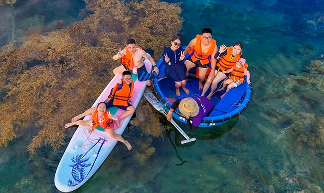 Làng biển Nhơn Hải (TP Quy Nhơn) mùa hè xuất hiện rong mơ biển thu hút du khách đến check-in. Ảnh: ĐOAN NGỌC