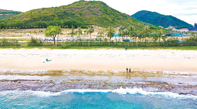 Thành cổ Rạn Cầu ở Hải Giang nằm sát mé biển nhưng chỉ lộ rõ khi thủy triều cạn. Ảnh: NGỌC NHUẬN Thành cổ Rạn Cầu ở Hải Giang nằm sát mé biển nhưng chỉ lộ rõ khi thủy triều cạn. Ảnh: NGỌC NHUẬN