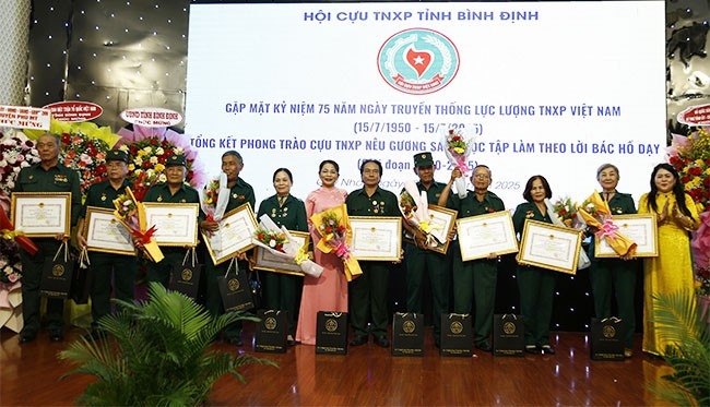 Đồng chí Nguyễn Thị Phong Vũ, Ủy viên Ban Thường vụ Tỉnh ủy, Trưởng Ban Tuyên giáo và Dân vận Tỉnh ủy trao bằng khen của UBND tỉnh cho các tập thể có thành tích xuất sắc trong công tác tổ chức, xây dựng và phát triển Hội Cựu TNXP. Ảnh: H.P Đồng chí Nguyễn Thị Phong Vũ, Ủy viên Ban Thường vụ Tỉnh ủy, Trưởng Ban Tuyên giáo và Dân vận Tỉnh ủy trao bằng khen của UBND tỉnh cho các tập thể có thành tích xuất sắc trong công tác tổ chức, xây dựng và phát triển Hội Cựu TNXP. Ảnh: H.P