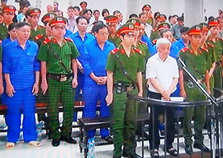 Các bị cáo nghe tòa tuyên án