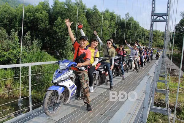 Cầu treo Hà Nghe - đường vào thác Đổ. Ảnh: SANG M.P