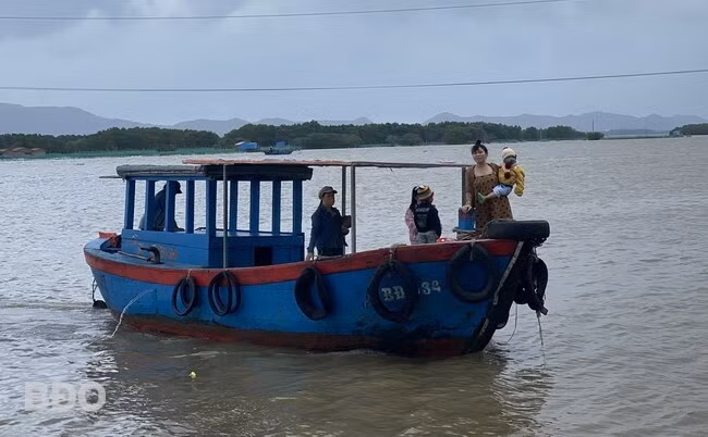 Hầu hết hành khách qua lại trên tuyến đò ngang Cồn Chim - Vinh Quang 2 không mặc áo phao, trong đó có nhiều trẻ em (ảnh chụp chiều 20.11). Ảnh: N.Q