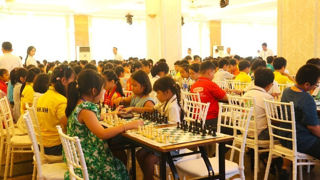 Giải đấu lần này, các VĐV phong trào đến từ các CLB trên địa bàn tỉnh như: T-Chess, Cờ vua Quy Nhơn, Cờ vua Quảng Tín, Chess GrandMasters… đã đưa đông đảo kỳ thủ đến để cọ xát, giao lưu và học hỏi; đồng thời góp phần giúp đoàn Bình Định có đủ quân số tham gia đầy đủ các nội dung thi đấu, cạnh tranh với các đơn vị khác trong cùng khu vực. Ảnh: K.VY