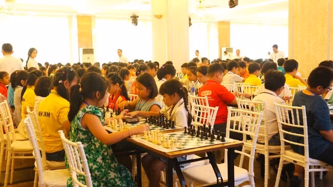 Giải đấu lần này, các VĐV phong trào đến từ các CLB trên địa bàn tỉnh như: T-Chess, Cờ vua Quy Nhơn, Cờ vua Quảng Tín, Chess GrandMasters… đã đưa đông đảo kỳ thủ đến để cọ xát, giao lưu và học hỏi; đồng thời góp phần giúp đoàn Bình Định có đủ quân số tham gia đầy đủ các nội dung thi đấu, cạnh tranh với các đơn vị khác trong cùng khu vực. Ảnh: K.VY