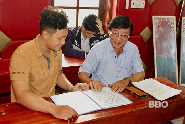 Ông Trần Minh Phúc (bên phải) thảo luận trong giờ học với sinh viên cùng lớp. Ảnh: THẢO VY