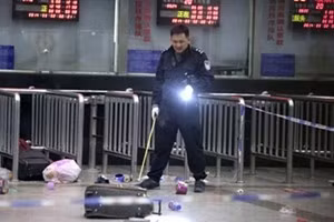 Một cảnh sát kiểm tra hiện trường vụ tấn công.