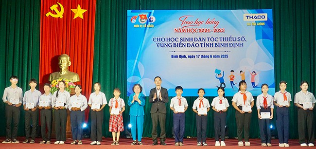 Tặng học bổng cho học sinh là con em ngư dân hoàn cảnh khó khăn tại chương trình. Ảnh: D.L Tặng học bổng cho học sinh là con em ngư dân hoàn cảnh khó khăn tại chương trình. Ảnh: D.L