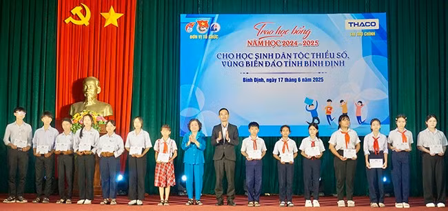 Tặng học bổng cho học sinh là con em ngư dân hoàn cảnh khó khăn tại chương trình. Ảnh: D.L