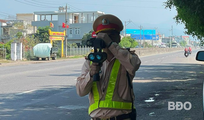 CSGT sử dụng thiết bị kỹ thuật nghiệp vụ kiểm soát tốc độ ở đoạn giao nhau giữa QL 1 và tuyến ĐT 640 (huyện Tuy Phước). Ảnh: Q.T CSGT sử dụng thiết bị kỹ thuật nghiệp vụ kiểm soát tốc độ ở đoạn giao nhau giữa QL 1 và tuyến ĐT 640 (huyện Tuy Phước). Ảnh: Q.T