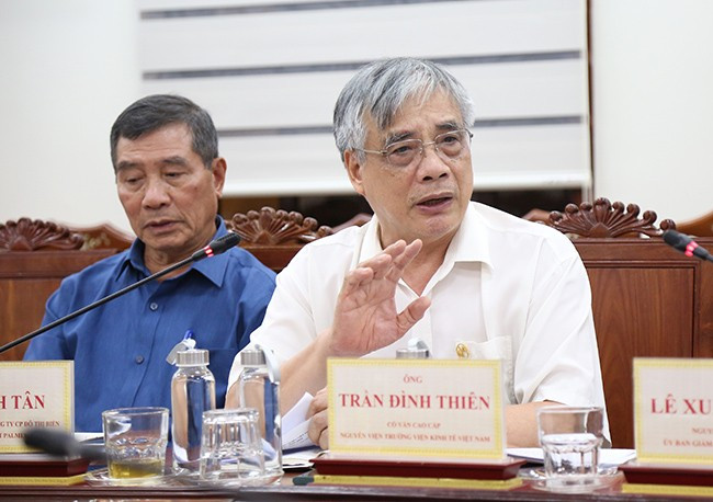 Ông Trần Đình Thiên, nguyên Viện trưởng Viện Kinh tế Việt Nam, tư vấn một số giải pháp nhằm sớm cụ thể hóa dự án nói trên. Ảnh: T.SỸ