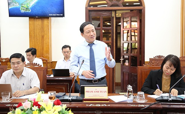 Chủ tịch UBND tỉnh Phạm Anh Tuấn thông tin một số vấn đề liên quan đến Dự án mà các nhà đầu tư quan tâm. Ảnh: T.SỸ