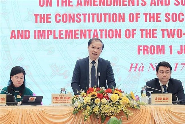 Ông Phạm Tất Thắng, Ủy viên Trung ương Đảng, Phó Trưởng ban Tuyên giáo và Dân vận Trung ương, điều hành buổi họp báo. Ảnh: TTXVN