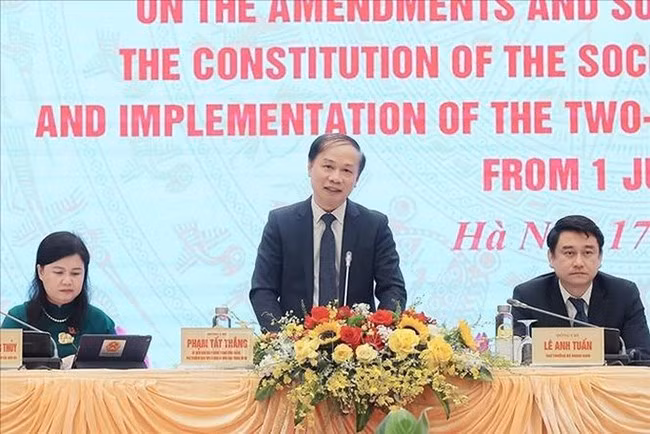 Ông Phạm Tất Thắng, Ủy viên Trung ương Đảng, Phó Trưởng ban Tuyên giáo và Dân vận Trung ương, điều hành buổi họp báo. Ảnh: TTXVN