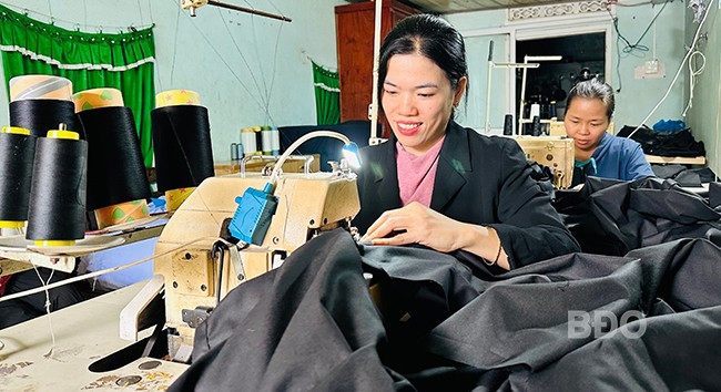 Sau khi được đào nghề may công nghiệp, chị Nguyễn Thị Nguyệt (ở xã An Hòa, huyện An Lão) đã mở xưởng may, làm chủ, tạo việc làm cho nhiều lao động. Ảnh: D.Đ