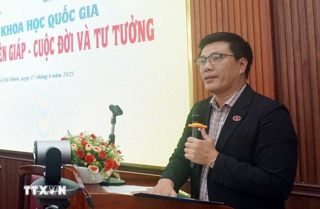 PGS.TS Lưu Văn Quyết, Phó Hiệu trưởng Trường Đại học Khoa học Xã hội và Nhân văn - Đại học Quốc gia TP Hồ Chí Minh, phát biểu khai mạc Hội thảo. (Ảnh: Thu Hoài/TTXVN) PGS.TS Lưu Văn Quyết, Phó Hiệu trưởng Trường Đại học Khoa học Xã hội và Nhân văn - Đại học Quốc gia TP Hồ Chí Minh, phát biểu khai mạc Hội thảo. (Ảnh: Thu Hoài/TTXVN)