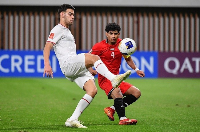 Jens Raven (áo trắng) thi đấu cho U20 Indonesia ở giải U20 châu Á 2025. (Ảnh: AFC).