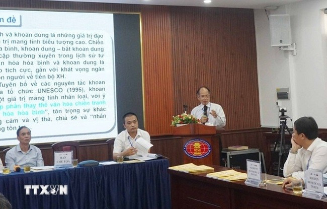 Đại biểu trình bày tham luận tại Hội thảo. (Ảnh: Thu Hoài/TTXVN) Đại biểu trình bày tham luận tại Hội thảo. (Ảnh: Thu Hoài/TTXVN)